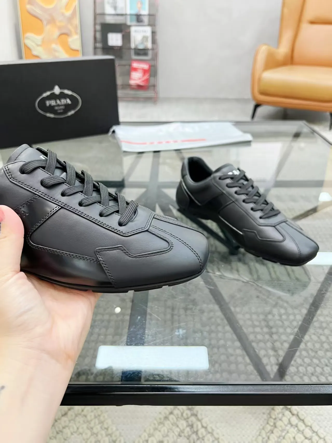 P400 38-45 Prada Prada’s new men’s leather sneakers, the highest version on the market, any comparison is welcome🆚! The original leather has excellent texture and is super high-end! Fetal sheep net lining imported from Italy, removable pad! Luxurious materials and fine workmanship, highly recommended!